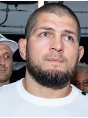 Khabib Tvunget til å Forlate Flyet – Se Hendelsen